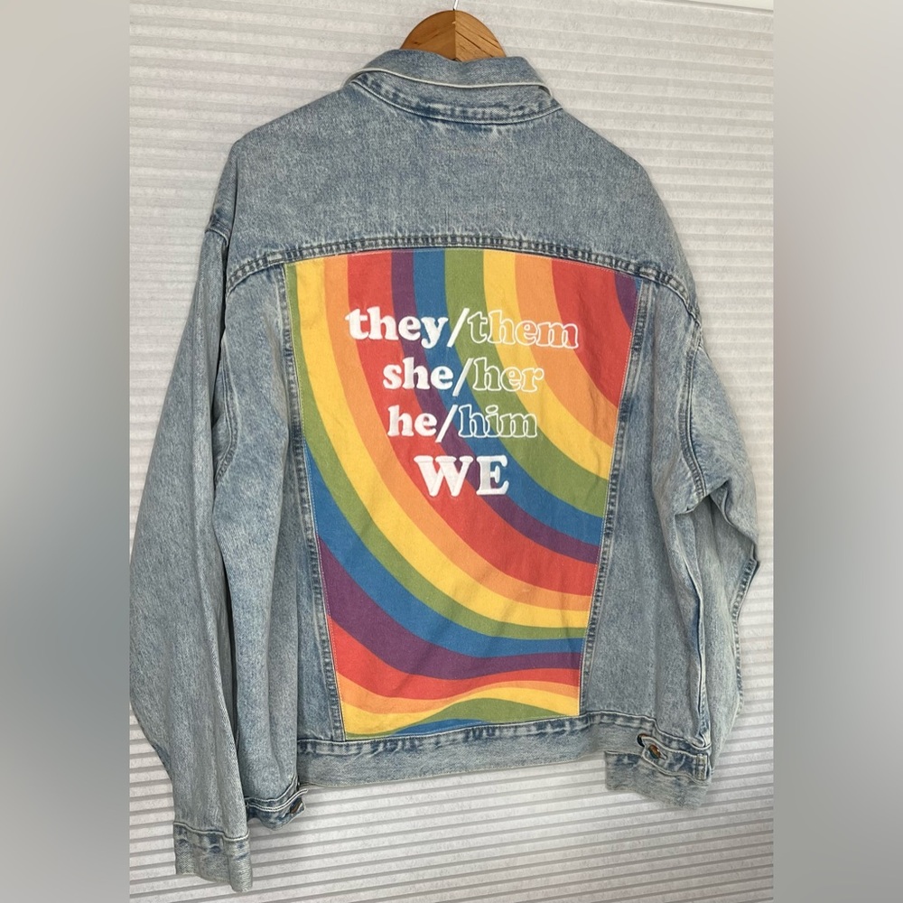 Levis Pride Liberation Trucker Blue Denim Jacket Size XL Rainbow Pronouns